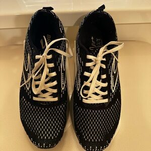 Brooks Black and White Levitate 5 GTS Running Shoes size 8